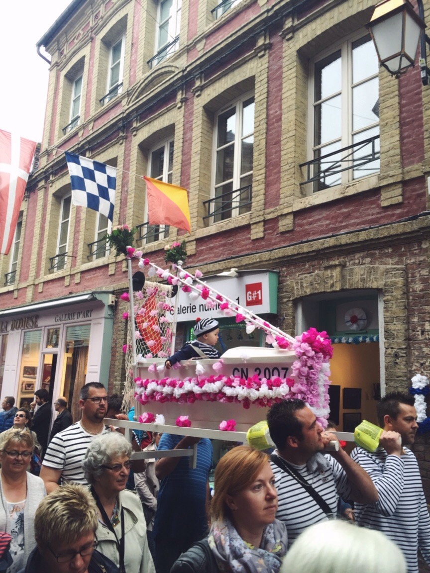 La Fête des marins à Honfleur devant chez Galerie Numéro 1